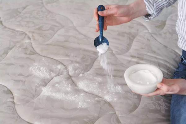 Bột baking soda giúp khử mùi đệm cao su mới mua hiệu quả