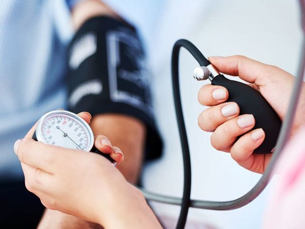 Người bị tăng huyết áp nên nằm gối cao hay gối thấp? 