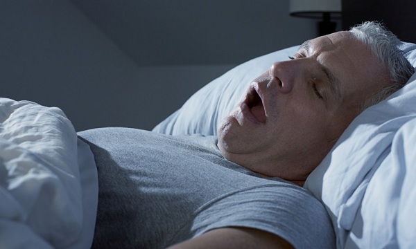 Nên nằm gối cao hay gối thấp để tránh ngủ ngáy to?