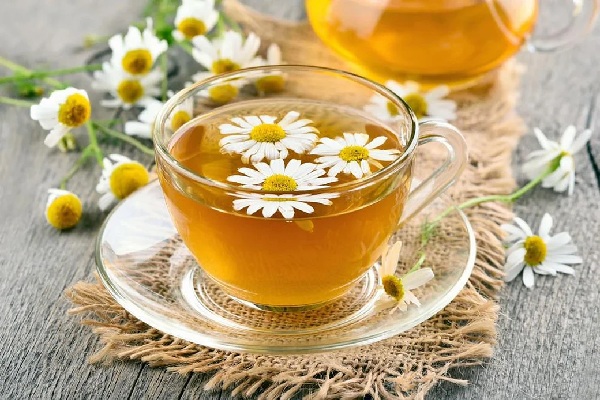 Trà hoa cúc có tốt cho giấc ngủ không? Lợi ích và tác dụng phụ của trà hoa cúc