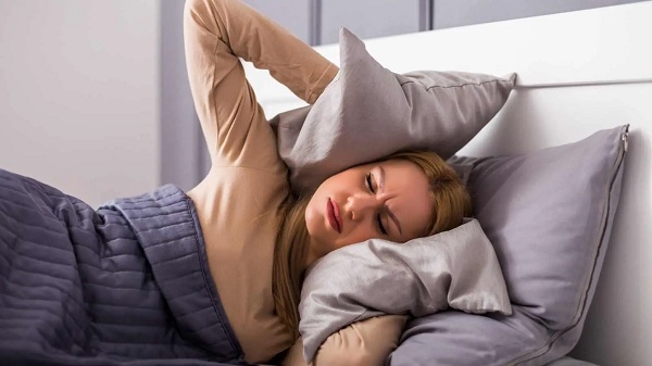Tại sao bạn cảm thấy khó ngủ trên giường mới?